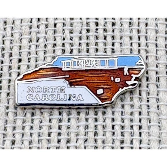 Vintage North Carolina Pin State Map Enamel Lapel Hat Souvenir - Picture 4 of 6